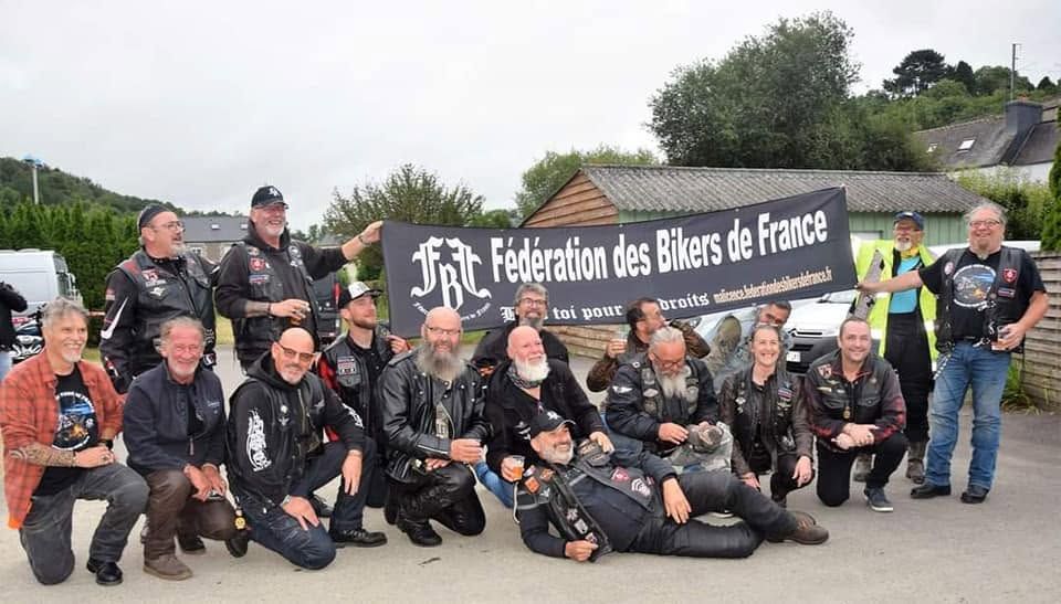 Bikeuses et bikers de la FBF derrière la banderole Fédération des Bikers de France