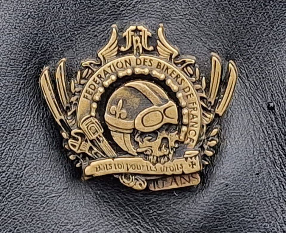 Broche FBF sur cuir