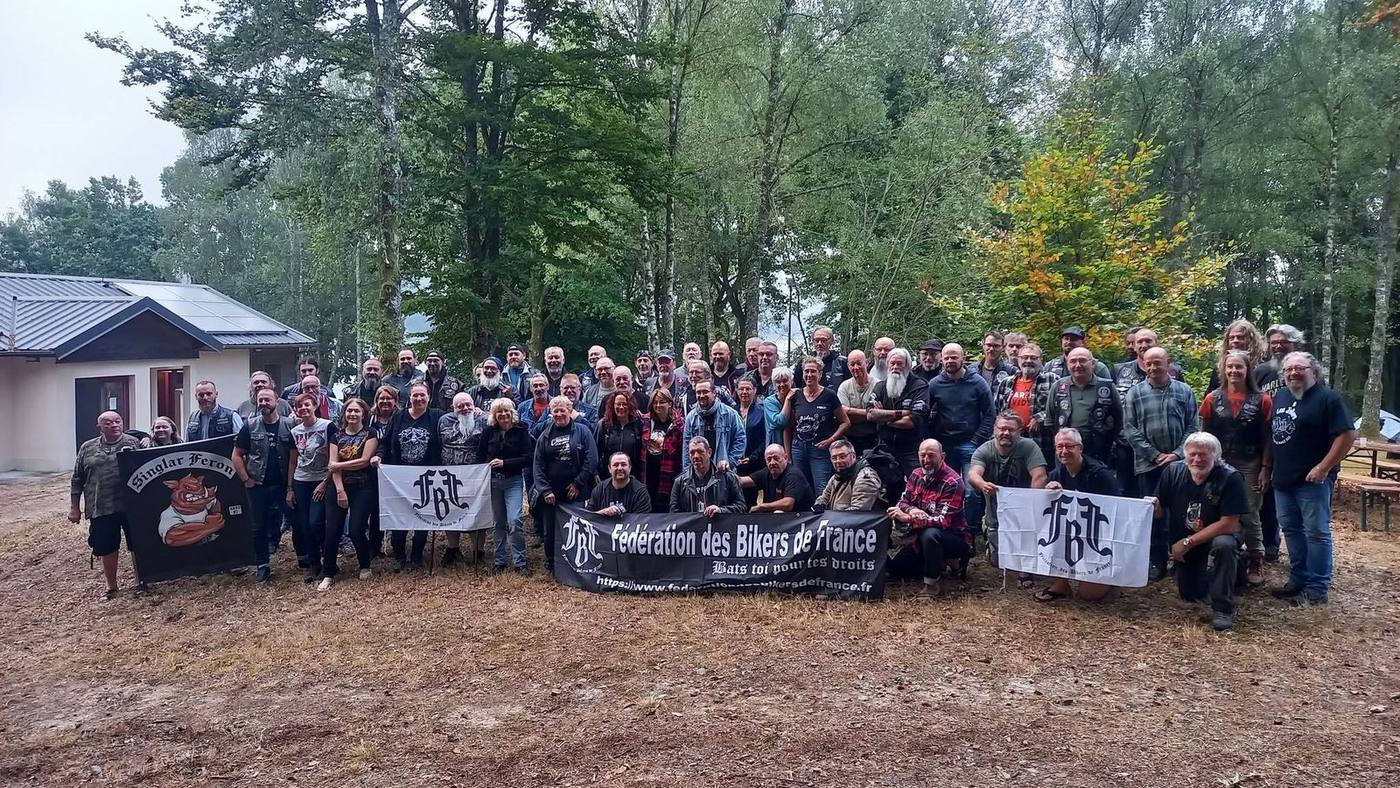 Groupe avec les banderoles FBF