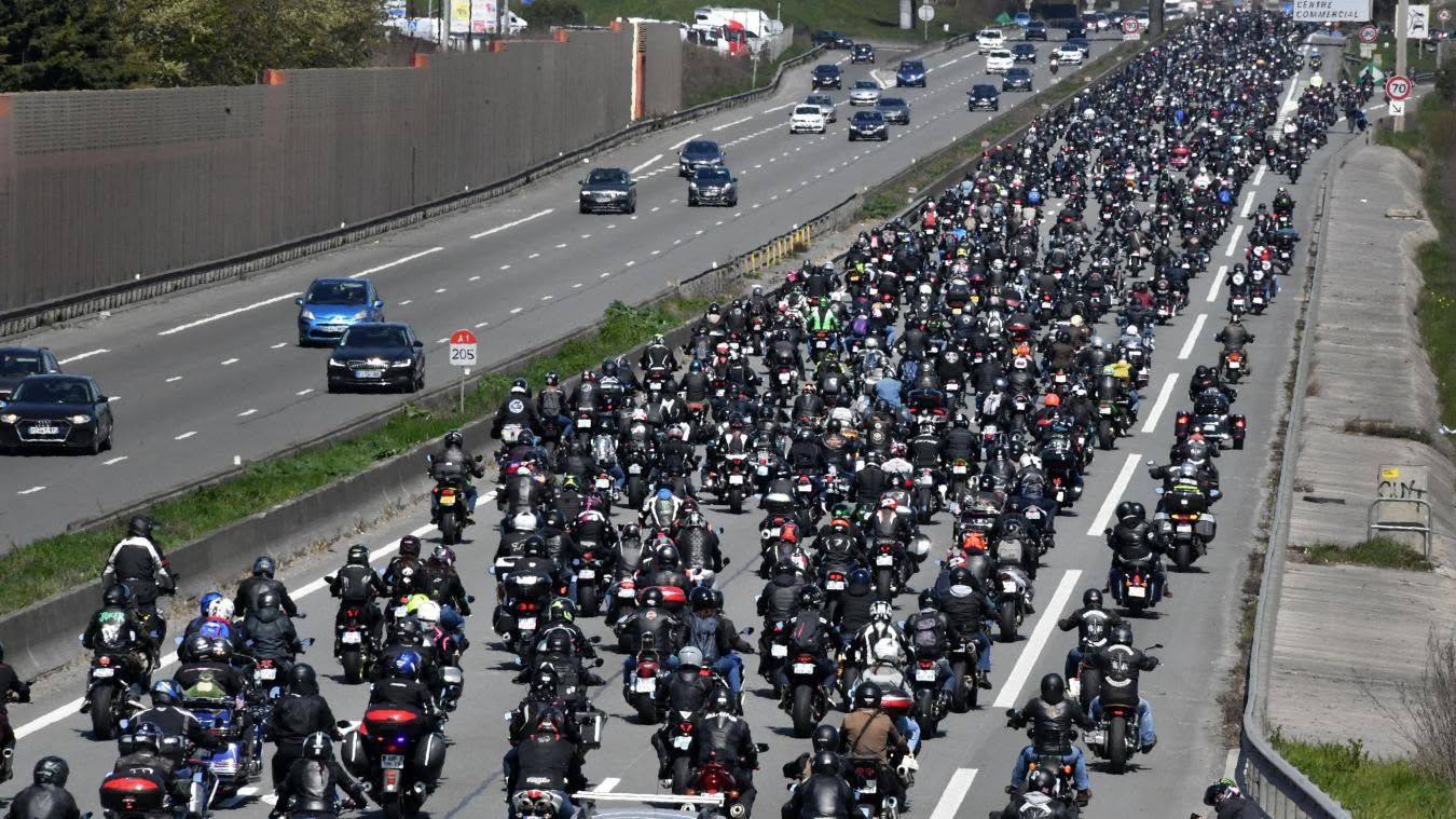 Cortège de motos sur une voie rapide