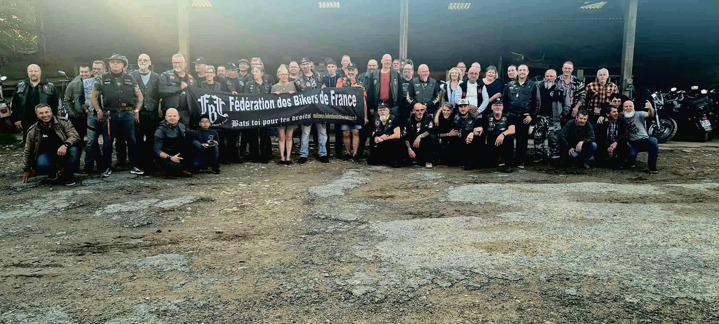 Groupe derrière la banderole FBF