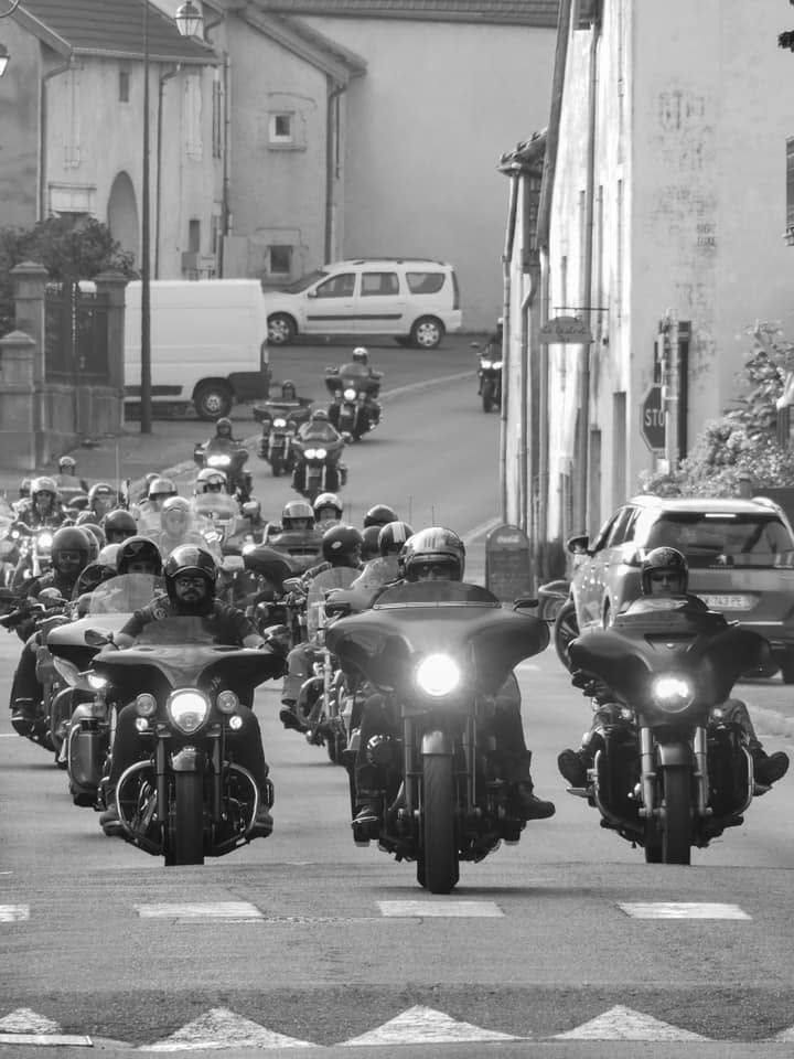 Colonne de motos en noir et blanc