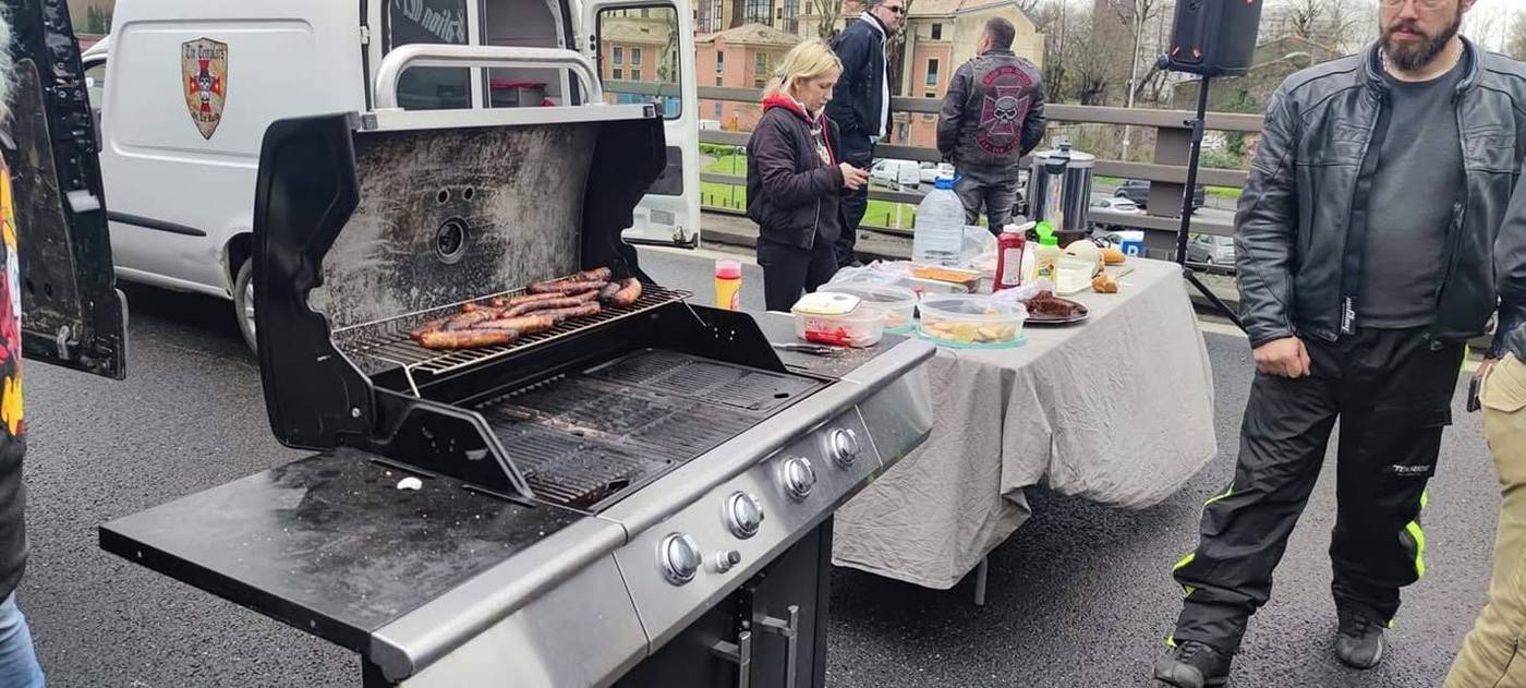 Barbecue des bikers sur la rocade toulousaine bloquée