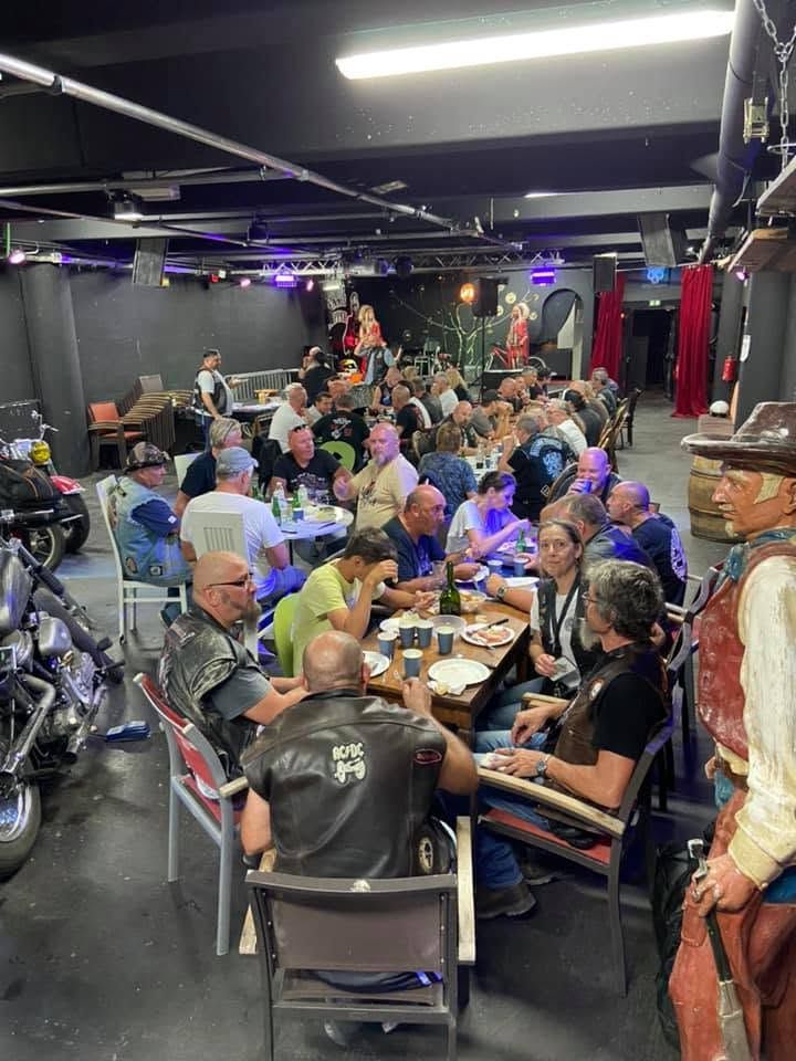 Bikeuses et bikers attablés ensemble